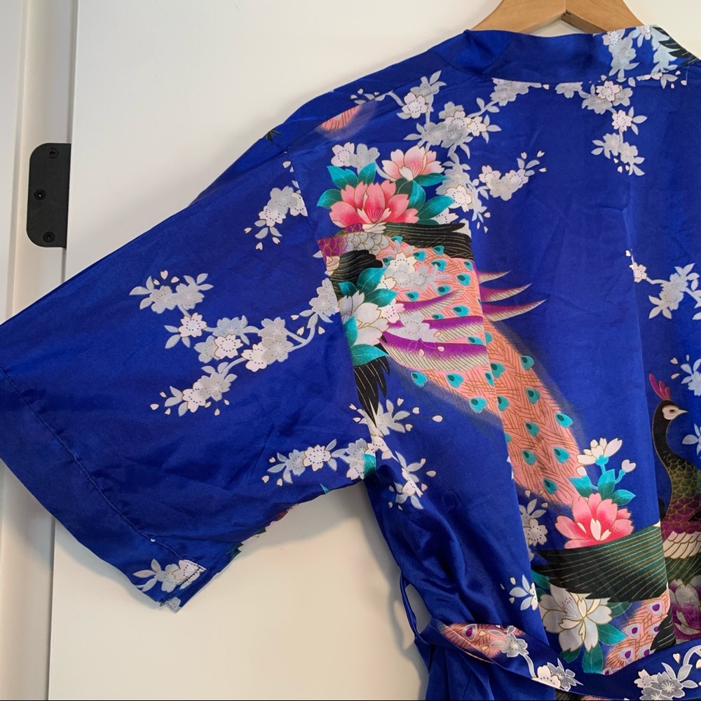 Patterned Peacock Robe & Camisole Set - Picture 6 of 16
